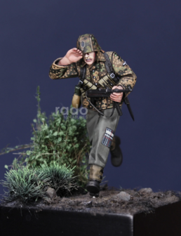 RDM35055 - W-SS NCO with MP40, Normandy 1944 (Under fire) - 1:35 - [RADO Miniatures]