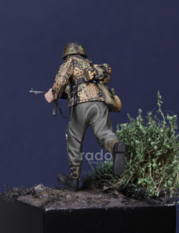 RDM35055 - W-SS NCO with MP40, Normandy 1944 (Under fire) - 1:35 - [RADO Miniatures]