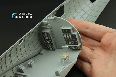 Quinta Studio QD32224 -  Boeing B-17G Radio operator&#039;s compartment. 3D-Printed &amp; coloured Interior on decal paper (HK models) - 1:32