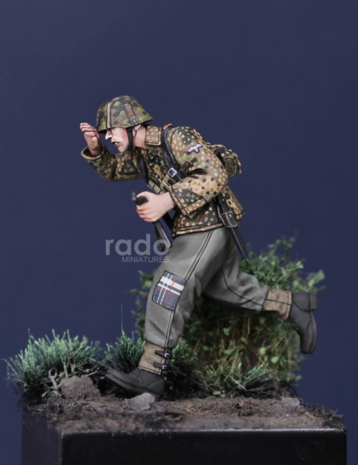 RDM35055 - W-SS NCO with MP40, Normandy 1944 (Under fire) - 1:35 - [RADO Miniatures]